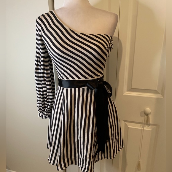 Lovers + Friends Huntington One Shoulder Mini Dress - Picture 4 of 8